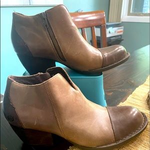 Born Two-tones ankle boot with zipper - size 11